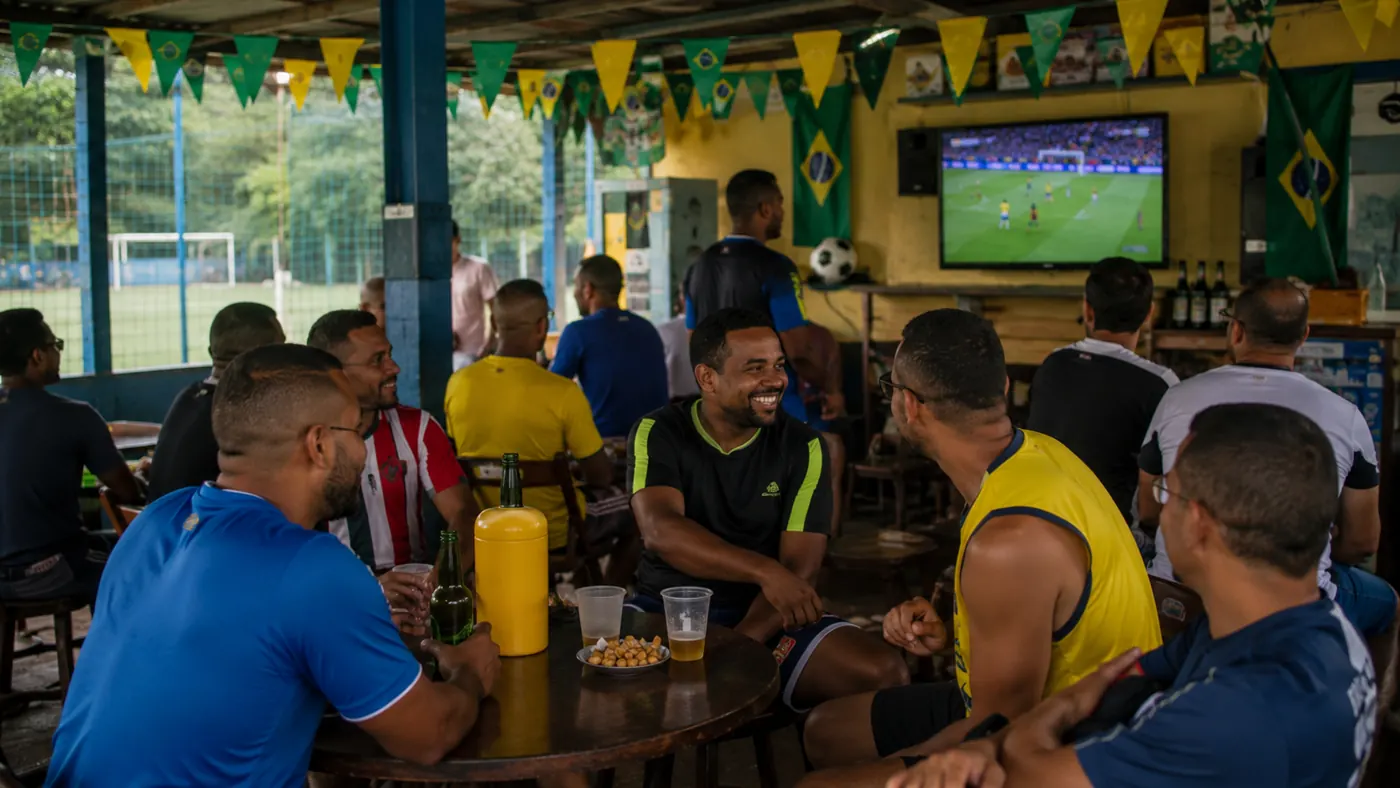 Jogadores e administrador organizam um racha em campo society durante o periodo da Copa do Mundo.